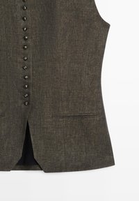 Dunkelbraune ärmellose Weste mit einer Reihe schwarzer Knöpfe auf der Vorderseite und zwei horizontalen Schlitz-Taschen in Taillenhöhe.