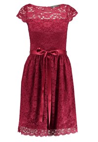 Robe en dentelle bourgogne avec des manches courtes, un corsage ajusté et une ceinture en satin à la taille. Ourlet festonné et tissu texturé.
