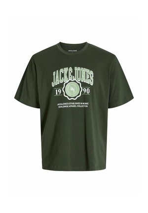 Mörkgrön bomullströja med korta ärmar, med en vit och ljusgrön grafisk tryck som inkluderar "JACK & JONES" samt etableringsdatum.