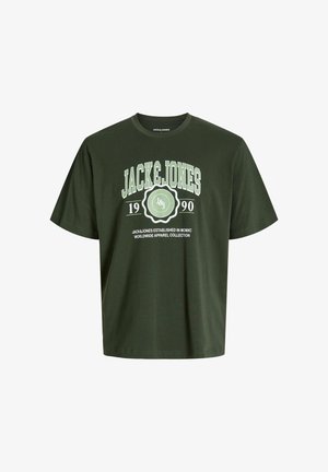 Sötétzöld, rövid ujjú pamut póló, fehér és világos zöld grafikai nyomattal, amely tartalmazza a "JACK & JONES" feliratot és az alapítás évét.