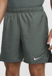 Nike Performance COURT VICTORY - Pantaloncini sportivi - vintage green white
