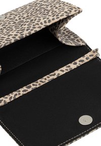 Portafoglio con stampa leopardata che presenta un motivo beige e nero, chiusura a scatto magnetico e interno nero con una tracolla a contrasto.