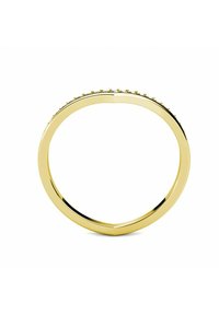 Gouden ring met een gladde, gepolijste band en een gestructureerde bovenrand, versierd met kleine ingelegde stenen langs de bovenste omtrek.
