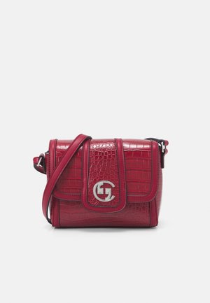 Rød croc-struktureret crossbody taske med klap og sølv dobbelt-G logo lås, justerbar rem og syningsdetaljer på en ensfarvet baggrund.