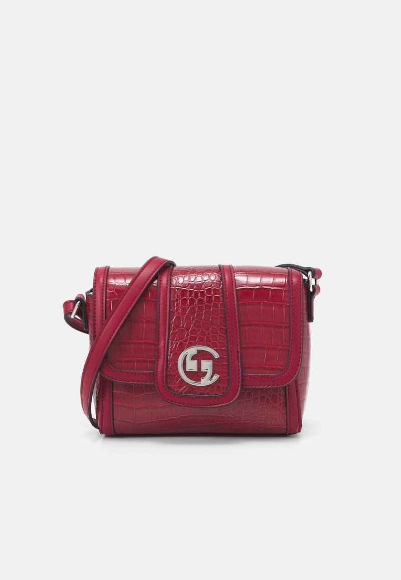 Sac bandoulière rouge texturé croco avec rabat et fermoir logo double G argenté, bandoulière réglable et détails cousus sur fond uni.