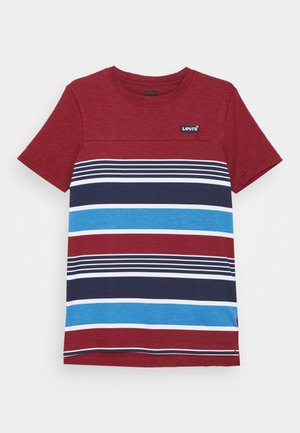 Rotes T-Shirt mit kurzen Ärmeln und horizontalen Streifen in Marineblau, Weiß, Hellblau sowie einem kleinen Levi's-Logo auf der linken Brust.