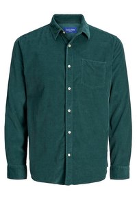 Chemise à manches longues en velours côtelé vert foncé avec col, poche poitrine unique, boutons blancs et étiquette Jack & Jones à l'intérieur du col.