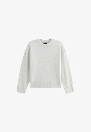 Lichtgrijze trui van zacht materiaal, met een ronde halslijn, drop shoulder naden en geribbelde mouwen en onderkant.