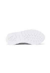 Suela de zapatilla blanca con goma texturizada, presenta patrones de agarre redondos y una puntera reforzada para mayor durabilidad. Diseño sencillo, acentos mínimos.