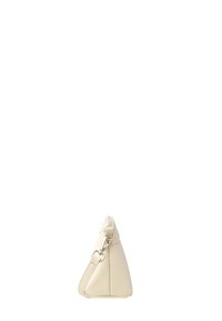 Borsa in pelle bianca con forma triangolare, superficie testurizzata e hardware argentato. Presenta una cerniera superiore e una tracolla removibile.