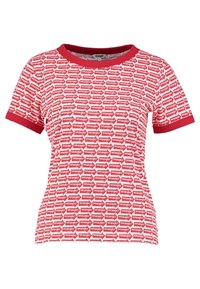 Camiseta roja de manga corta con un patrón repetido del logo blanco "Wrangler", con un cuello redondo y un ribete rojo en las mangas.