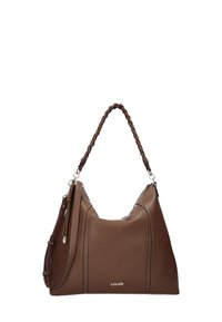 Bolso de hombro de cuero marrón con asa trenzada, textura suave y cierre de cremallera. Presenta un logo en el frente y una correa desmontable.