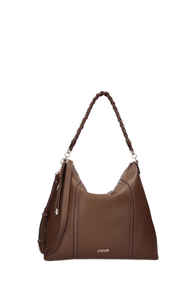 Bolso de hombro de cuero marrón con asa trenzada, textura suave y cierre de cremallera. Presenta un logo en el frente y una correa desmontable.