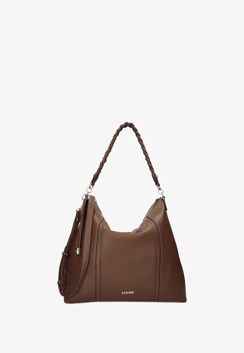 Bolso de hombro de cuero marrón con asa trenzada, textura suave y cierre de cremallera. Presenta un logo en el frente y una correa desmontable.