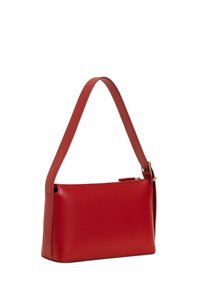 Borsa a mano rossa in pelle con texture liscia, forma rettangolare e una sola tracolla. Presenta una chiusura con zip e hardware minimale.