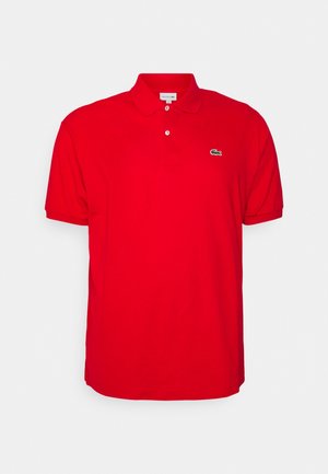 Polo rossa a maniche corte con colletto, due bottoni e un piccolo logo verde a forma di coccodrillo sul petto sinistro.