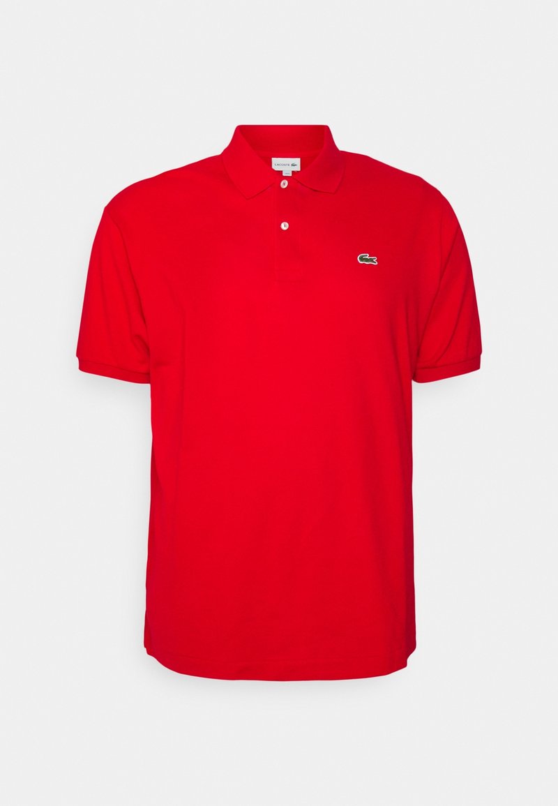 Polo rouge à manches courtes avec col, deux boutons et un petit logo crocodile vert sur la poitrine gauche.