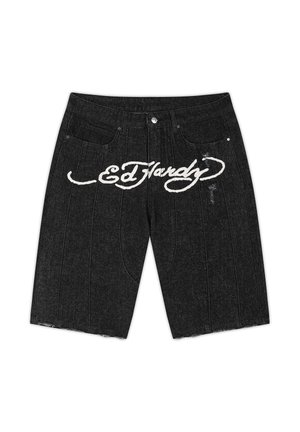 Zwarte denim shorts met onafgewerkte zoom en witte "Ed Hardy" tekst over de bovenkant aan de voorkant, voorzien van ceintuurlussen en voorzakken.