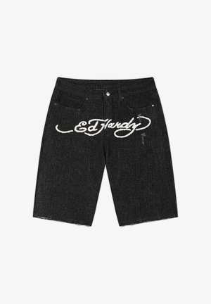 Zwarte denim shorts met onafgewerkte zoom en witte "Ed Hardy" tekst over de bovenkant aan de voorkant, voorzien van ceintuurlussen en voorzakken.