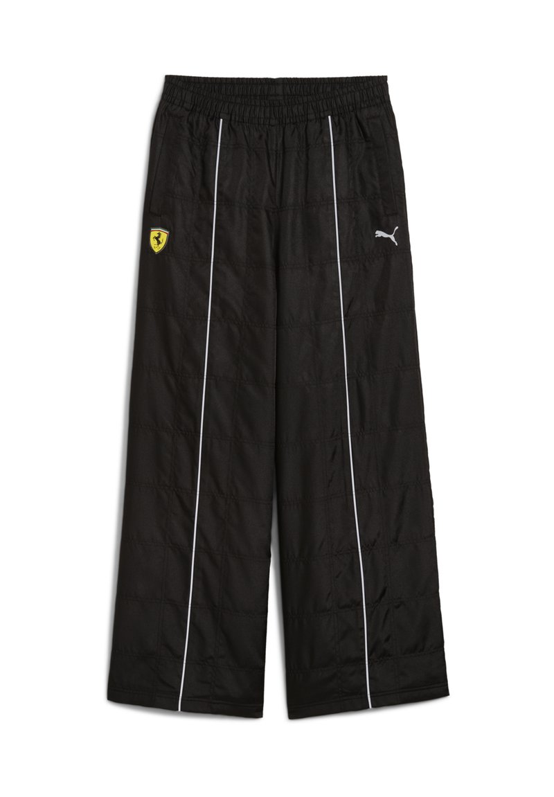 Pantalons jogger noirs rembourrés avec une taille élastique, présentant des bandes latérales blanches et un logo Ferrari jaune sur la cuisse gauche.