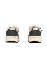 Sneakers con una tomaia in mesh grigia e bianca, tallone grigio testurizzato, suola in gomma bianca e dettagli verdi sul tallone e sul lato.