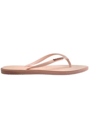 Rosa gummiflip-flop med två smala remmar, texturerad fotbotten och en dekorativ metallaccent på remmen. Platt sula med lätt grepp.