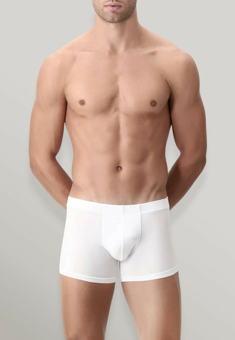 Boxer da uomo in cotone bianco con vestibilità aderente, dotati di una morbida cintura e una sacca sagomata. Il tessuto appare liscio e traspirante.