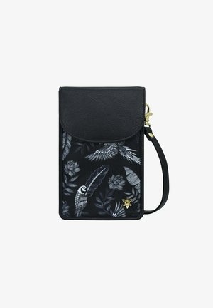 Zwarte handtas van faux leer met een glanzende afwerking. Beschikt over bloem- en vogelpatronen in wit en grijs, met een gouden accent en schouderband.