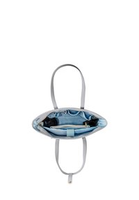 Borsa a tote in pelle grigia con una texture liscia, dotata di un interno blu chiaro. Include scomparti con zip e due manici per spalla.