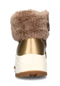 Zapatilla marrón con un suave collar de piel sintética beis, tacón dorado metálico, entresuela blanca y suela de goma marrón texturizada.