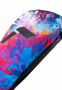 Farbenfrohes Kniepolster mit einem lebhaften blauen und pinken abstrakten Muster auf dem Stoff und einer einfarbigen schwarzen Rückseite; weiche, strukturierte Oberfläche.