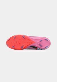 Idrætsskoens sål har et livligt pink- og orangefarvet design, en tekstureret gummi og multidirectionale pigge for bedre greb.