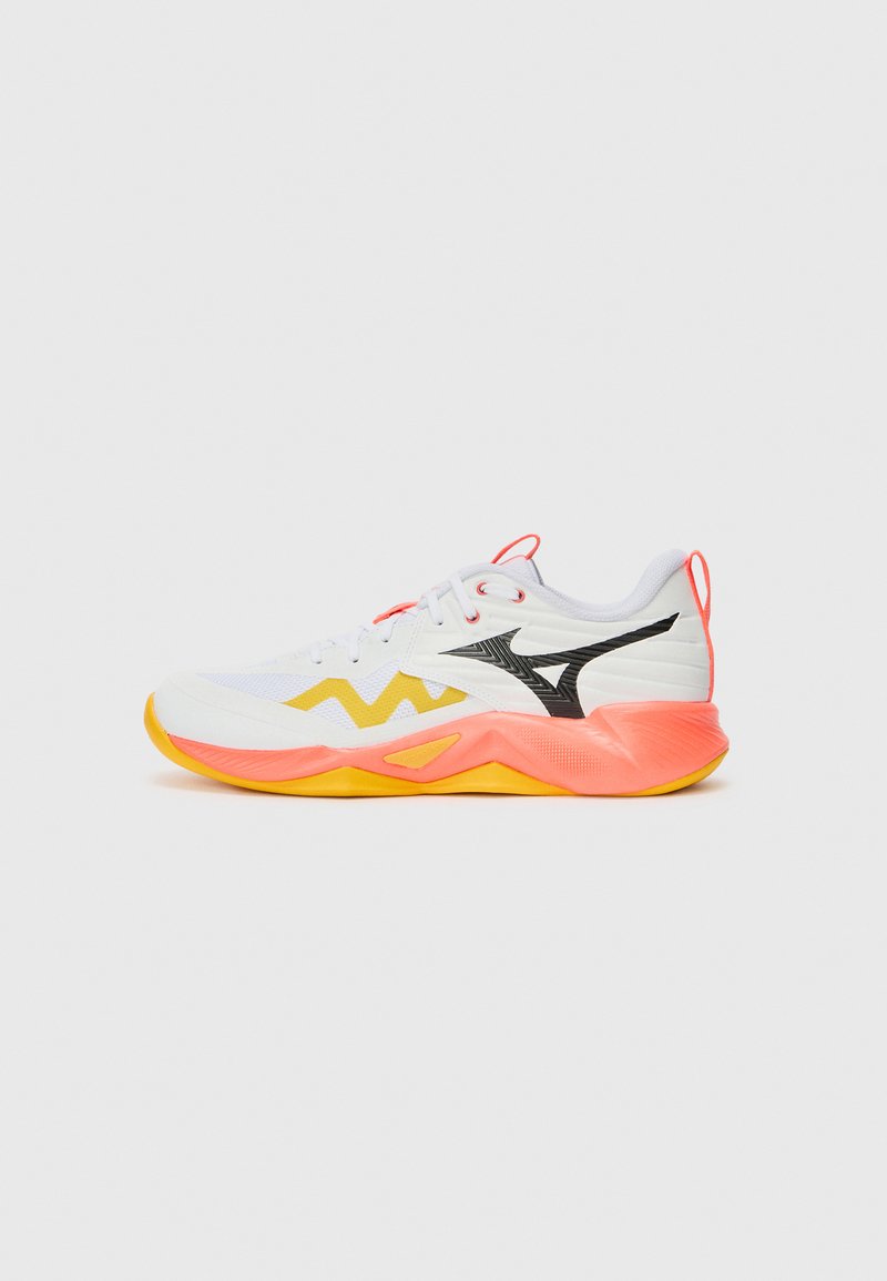 Shoe atlético branco com um padrão zigzag amarelo, logotipo preto e detalhes em rosa na sola. Apresenta um cabedal em malha e um design de atacadores.