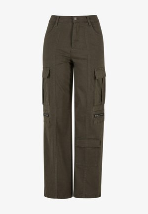 Zielone oliwkowe spodnie cargo wykonane z bawełny, wyposażone w liczne boczne kieszenie, luźny krój oraz zamki na dolnej części nogawek.