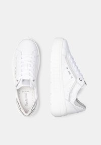 Sneaker bianche in pelle con finitura liscia, punta rotonda, chiusura con lacci frontale e suole in gomma strutturata. Presentano dettagli in acciaio inox e perforazioni.