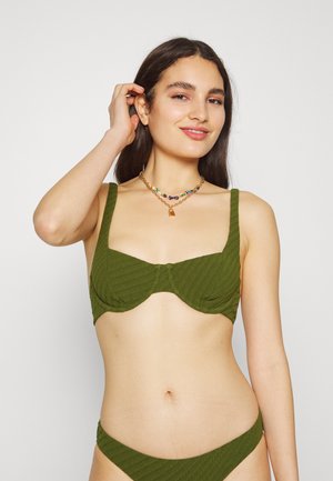 Top de bikini verde canelado com alças largas e suporte com aros, combinado com um fundo de cintura baixa correspondente. Apresenta um design simples e texturizado.