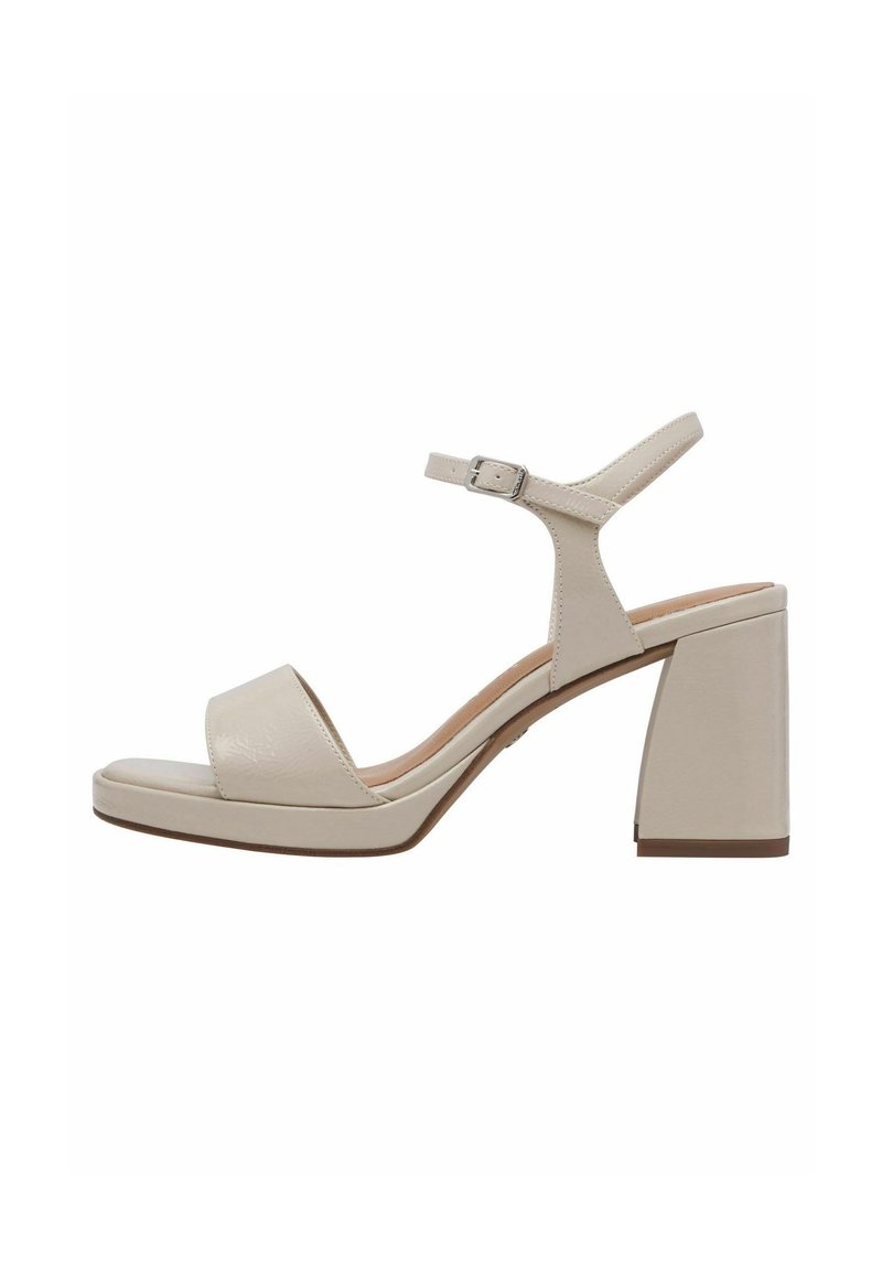 Beige hoge hak sandalen met een blokhak, open teen en enkelbandje. Gemaakt van glad materiaal met een minimalistisch ontwerp en subtiele textuur.