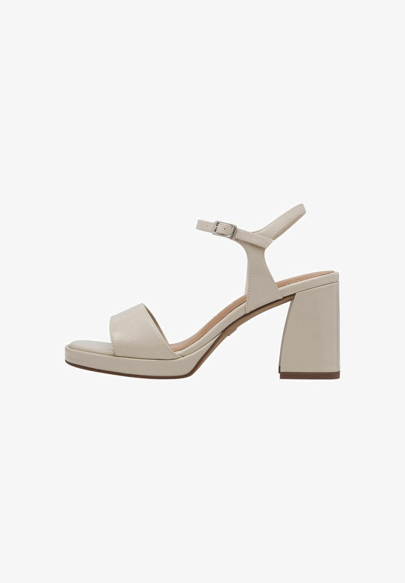Beige hoge hak sandalen met een blokhak, open teen en enkelbandje. Gemaakt van glad materiaal met een minimalistisch ontwerp en subtiele textuur.