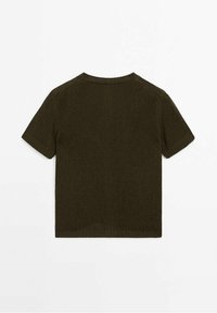 Pull tricoté vert olive foncé à manches courtes avec encolure ronde, poignets et ourlet côtelés, présenté à plat sur un fond blanc.