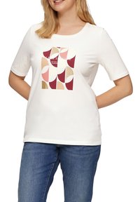 Witte T-shirt met korte mouwen, versierd met een geometrisch ontwerp in gedempte roze, bordeaux en goudtinten. Zachte stof met een ronde hals.
