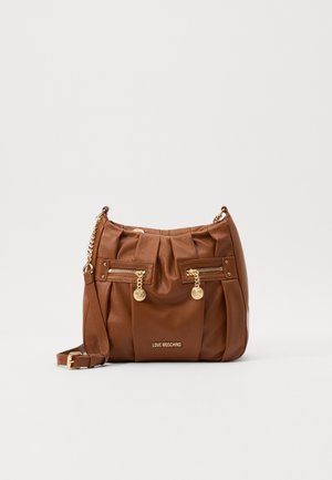 Sac bandoulière en cuir marron avec des fermetures éclair dorées, une bandoulière en chaîne, et le logo "LOVE MOSCHINO" au centre avant.