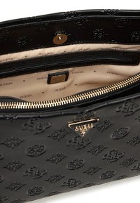 Borsa a tracolla in ecopelle nera con texture, dettagli con logo in rilievo, fodera in tessuto beige, elementi metallici dorati e una tasca con cerniera.