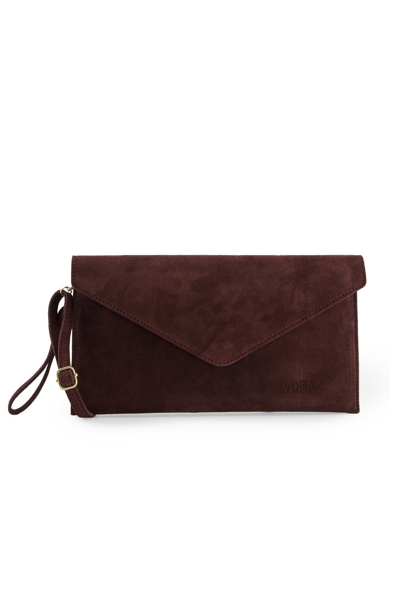 Bordeauxrotes Wildleder-Clutch mit Umschlag-Design, ausgestattet mit einem Handgelenksriemen und dezentem Logodetail. Glatte Textur mit klaren Linien.
