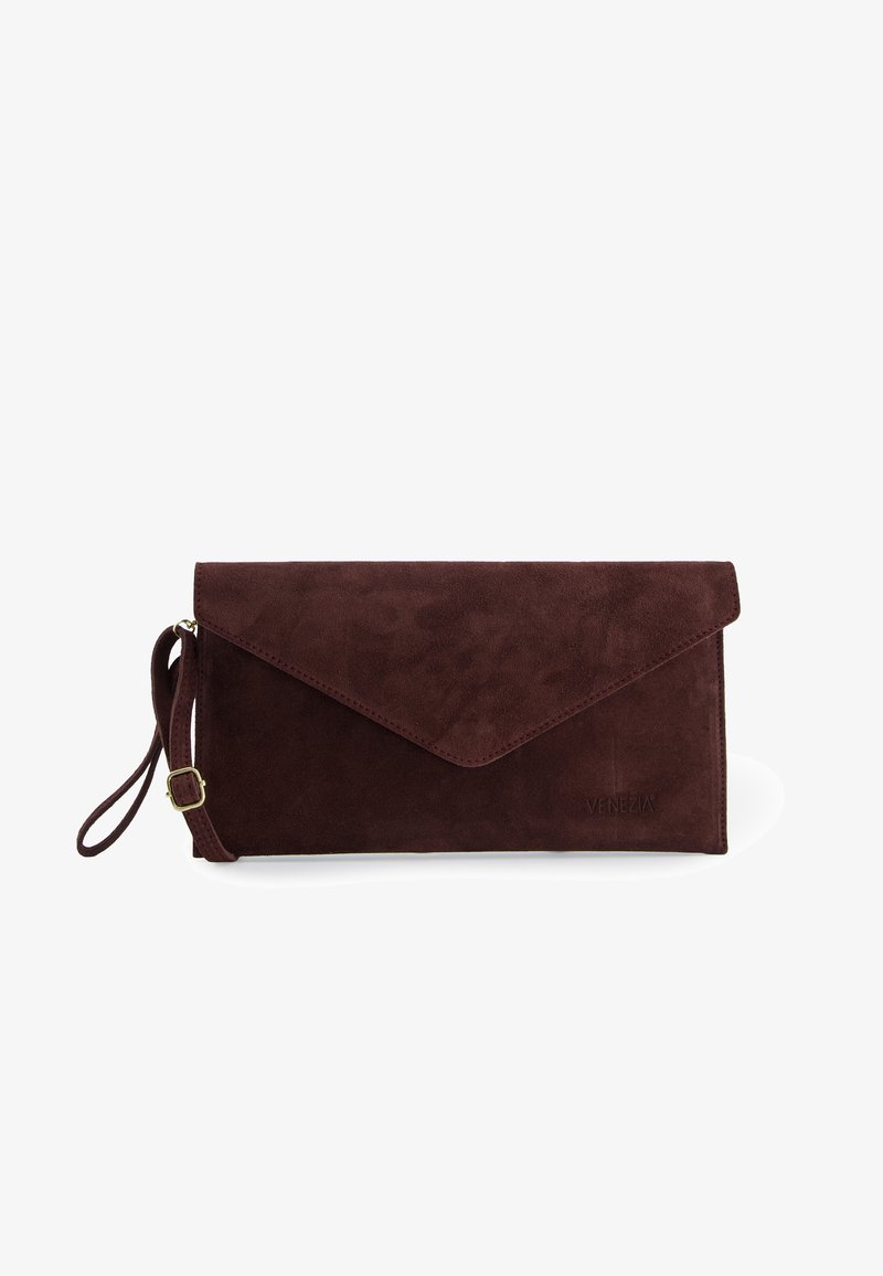 Bordeauxrotes Wildleder-Clutch mit Umschlag-Design, ausgestattet mit einem Handgelenksriemen und dezentem Logodetail. Glatte Textur mit klaren Linien.