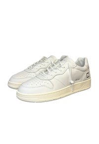 Sneakers in pelle bianca con dettagli perforati, lacci piatti e suola texturizzata bianco sporco. Presentano accenti con marchio sui lati.
