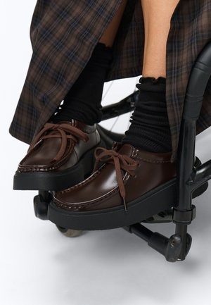 Clarks TORVIEW - Ежедневни обувки с връзки - dark brown