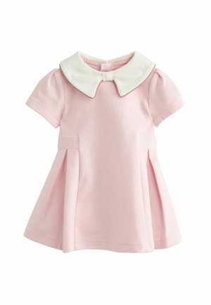Vestido rosa de bebé de manga corta con cuello Peter Pan blanco y plisados en los laterales, hecho de tela suave.