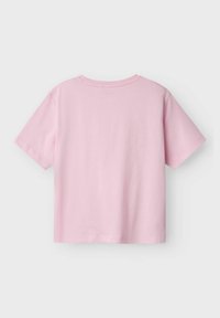 Camiseta rosa de manga corta con cuello redondo, fabricada en suave algodón. Textura lisa con un color sólido y sin logotipos o patrones visibles.