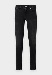 Jean skinny noir avec fermeture à bouton et zip, poches avant et arrière, et ourlets effilochés aux chevilles.
