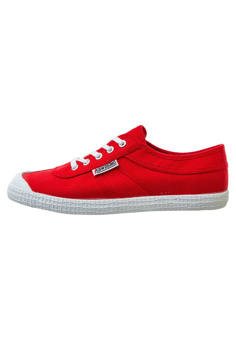 Sneaker in tela rossa con suola in gomma bianca, punta rotonda e design con lacci, caratterizzato da accenti grigi e un'etichetta con logo sul lato.